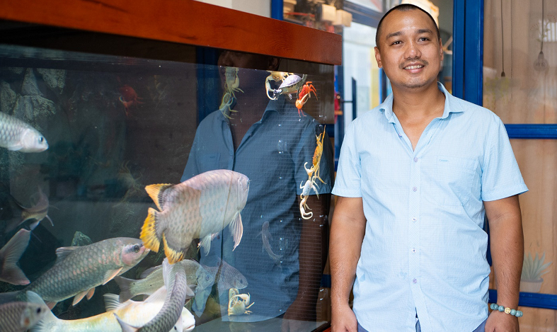 Một trong những người tiên phong cho trào lưu này ở Việt Nam là Xuân Lộc (Hà Nội). Anh biết đến cua cảnh từ năm 2016 sau một lần sang Thái Lan. Tò mò về loài cua này, anh đã mua cua bản địa của Thái Lan về chơi thử và nghiên cứu cách chăm sóc, nhân giống.