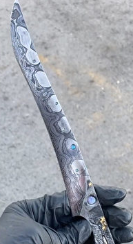 Anh nói: "Tất cả những thanh kiếm bát diện mà tôi đã rèn đều có những họa tiết đó. Theo như tôi biết, hiện nay trên thế giới có chưa đến 10 người có thể làm được điều này”.