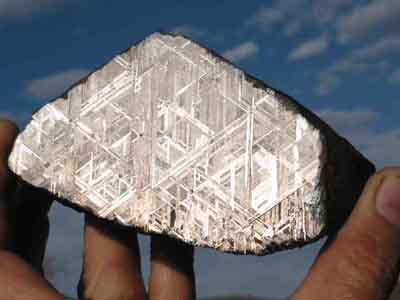 Thiên thạch Muonionalusta được cho là đã rơi xuống khu vực biên giới giữa Thụy Điển và Phần Lan chừng cách đây 1 triệu năm song tuổi thật sự của khối đá vũ trụ này được ước tính là 4,5 tỉ năm. Đến nay chỉ khoảng 40 mảnh thiên thạch Muonionalusta được tìm thấy tại khu vực này.