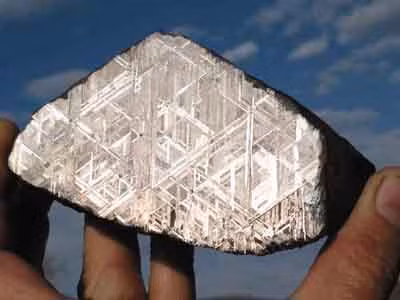 Thiên thạch Muonionalusta được cho là đã rơi xuống khu vực biên giới giữa Thụy Điển và Phần Lan chừng cách đây 1 triệu năm song tuổi thật sự của khối đá vũ trụ này được ước tính là 4,5 tỉ năm. Đến nay chỉ khoảng 40 mảnh thiên thạch Muonionalusta được tìm thấy tại khu vực này.