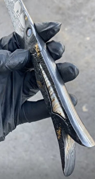 Dare rèn kiếm ở nhiệt độ gần bằng nhiệt độ nóng chảy của thép, khoảng 2.200 độ F (1.200 độ C), kết hợp thép đen với niken sáng bóng thành một hình dòng nước tuyệt đẹp mang đến cảm giác lạ mắt cho người chiêm ngưỡng.