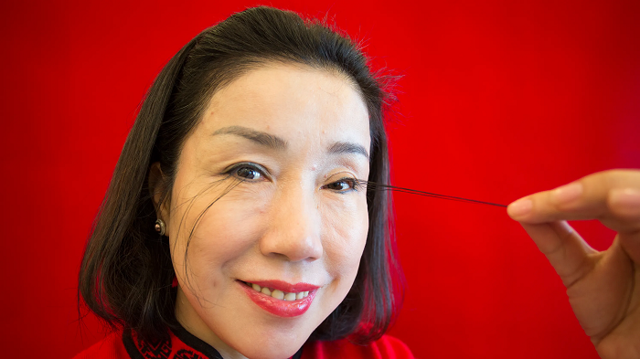  3. You Jianxia: You Jianxia là người có bộ lông mi dài nhất thế giới. Cô nàng phải giữ chúng không bị lệch hay vướng víu bằng cách kẹp chúng ra sau tai.