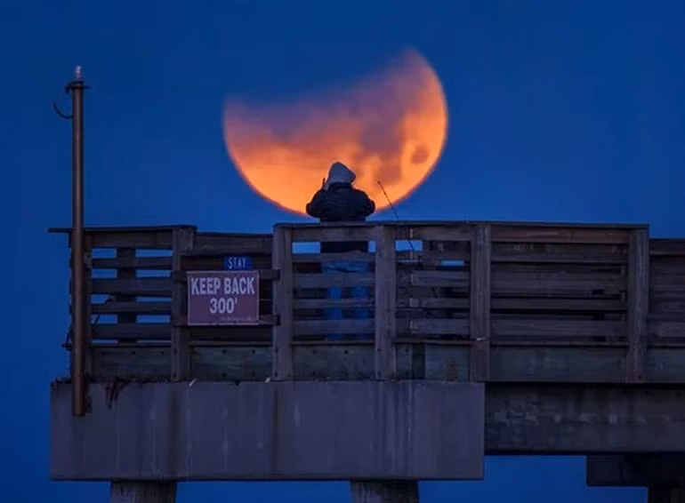 Mặt trăng sẽ bị bóng của Trái đất che phủ hoàn toàn khiến cho Mặt trời không thể chiếu trực tiếp vào nó. Lúc này, Mặt trăng sẽ thay đổi nhiều màu sắc khác nhau do hiện tượng tán xạ.