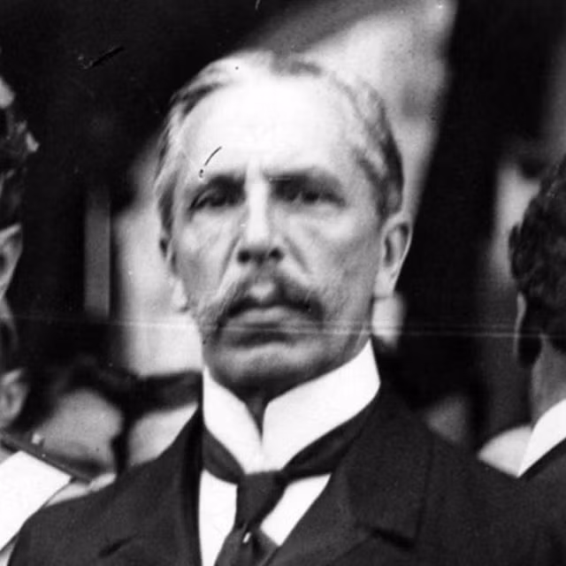 Theo Hiến pháp Mexico khi đó, nếu tổng thống đột ngột qua đời, người kế nhiệm tổng thống lần lượt sẽ là Phó Tổng thống, Bộ trưởng Tư pháp, Bộ trưởng Bộ Ngoại giao và Bộ trưởng Bộ Nội vụ. Sau khi ông Madero và Phó Tổng thống từ chức, tướng Huerta cũng đã buộc Bộ trưởng Tư pháp từ chức, do đó Bộ trưởng Bộ Ngoại giao Pedro Lascuráin nghiễm nhiên trở thành người kế nhiệm.