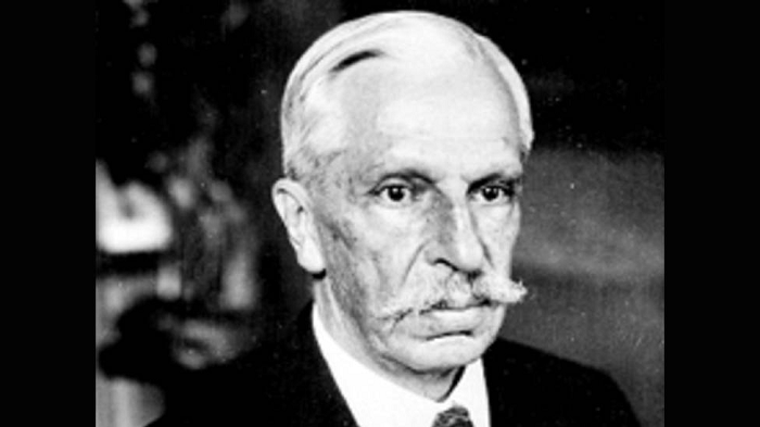 Ông Lascuráin kế nhiệm vị trí Tổng thống Mexico vào ngày 19 tháng 2 năm 1913. Tuy nhiên, theo chỉ thị trước đó của tướng Huerta, sau khi ông Lascuráin nhậm chức, tân Tổng thống phải bổ nhiệm Huerta làm Bộ trưởng Bộ Nội vụ, biến viên tướng tham vọng này trở thành người kế nhiệm tổng thống hợp pháp. Tiếp đó, ông Lascuráin buộc phải từ chức ngay lập tức và trao quyền tổng thống cho tướng Huerta.