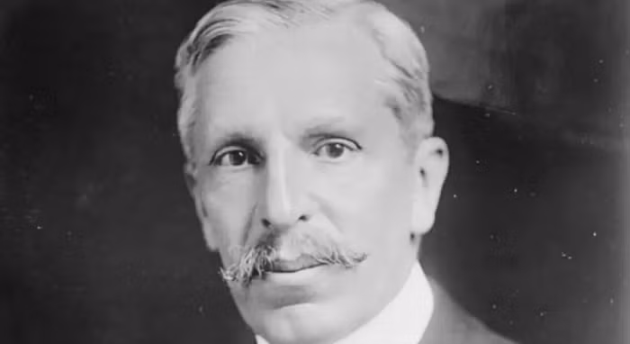 Ông Pedro Lascuráin từng là Bộ trưởng Bộ Ngoại giao trong nhiệm kỳ của cựu Tổng thống Francisco I. Madero. Một vị tướng tên là Victoriano Huerta muốn thu phục và sử dụng Lascuráin để phát động một cuộc đảo chính, vì ông ta biết rằng nếu đương kim Tổng thống Madero lúc bấy giờ bị phế truất, thì ông Lascuráin sẽ có cơ hội kế vị dựa theo quy định của Hiến Pháp.