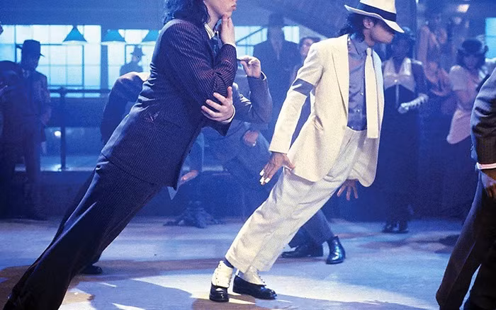 Thông qua các màn trình diễn trên sân khấu và video âm nhạc, ông đã phổ biến những điệu nhảy phức tạp như moonwalk mà ông tự đặt tên và điệu nhảy robot. Hàng triệu người trên thế giới ngỡ ngàng, say mê vũ điệu nhảy nghiêng 45 độ của ông hoàng nhạc Pop trong MV Smooth Criminal phát hành năm 1987.