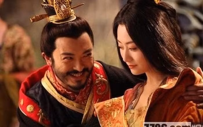 Thế là ông đã tổ chức đội ngũ hùng hồn, đóng một chiếc thuyền du lịch khổng lồ, đi lang thang trên kênh đào Kinh Hàng trong nhiều tháng, để lại không ít câu chuyện tình lãng mạn ở Giang Hoài. Cuối cùng, Tùy Dạng đế cũng khó thoát khỏi số phận tương tự như Tần Thủy Hoàng, chết trên đường đi du lịch.