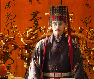 Tống Chân Tông mấy lần muốn đi tế trời, thuận tiện quan sát đời sống dân tình, nhưng bị Tể tướng Vương Đán ngăn cản. Tống Chân Tông "hối lộ" Tể tướng, lấy danh nghĩa đưa rượu để được đồng ý. Đây có thể xem như là quân vương đầu tiên của Trung Quốc hối lộ quan thần để được đi du lịch.