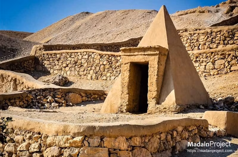 Địa điểm này có khả năng liên quan tới vị thần Ai Cập cổ đại Bes, thần bảo trợ phụ nữ và trẻ em. Nhóm nghiên cứu đã công bố phát hiện trên tạp chí Egyptian Archaeology vào tháng trước.