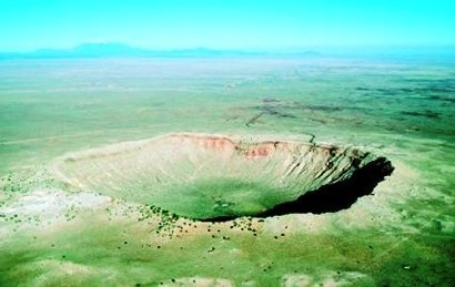 Trên thực tế, chỉ có phần trung tâm rộng 159 km của miệng hố va chạm này còn tồn tại. Trong khi đó, theo nhà khoa học hành tinh Miki Nakajima tại Đại học Rochester, các ước tính lại cho thấy chiếc hố ban đầu có đường kính khoảng 250 km.