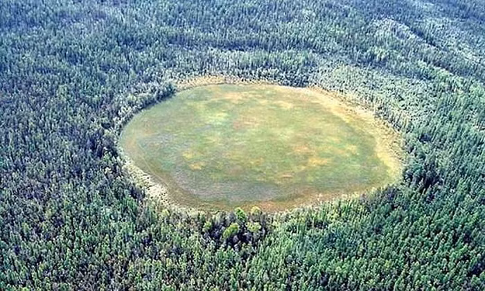 Trong khi đó, đối với vụ nổ lớn nhất từ ngoài hành tinh được ghi nhận xảy ra ở Siberia vào năm 1908. Đó là sự kiện Tunguska. Cụ thể, một thiên thạch đã phát nổ ở trong không khí và giải phóng năng lượng từ 10 – 30 triệu tấn TNT.