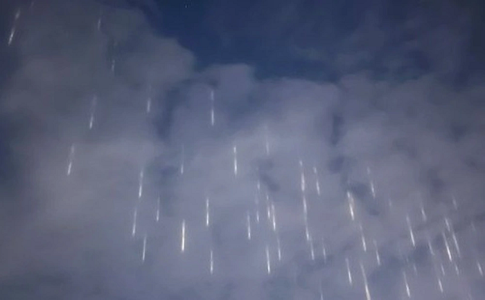 "Chúng đã ở đây hơn một giờ", một người dùng Reddit viết trong một bài đăng đã nhận được hơn 18.000 lượt ủng hộ. Những người dùng khác của Reddit đưa ra giả thuyết rằng những " ánh sáng ma quái" này là tác phẩm của người ngoài hành tinh.