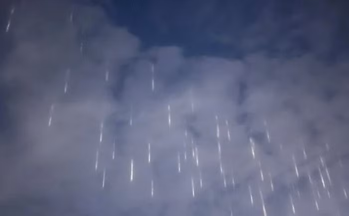 "Chúng đã ở đây hơn một giờ", một người dùng Reddit viết trong một bài đăng đã nhận được hơn 18.000 lượt ủng hộ. Những người dùng khác của Reddit đưa ra giả thuyết rằng những " ánh sáng ma quái" này là tác phẩm của người ngoài hành tinh.