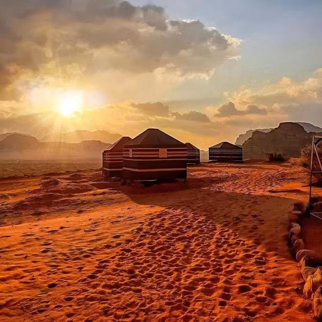  1.Wadi Rum, Jordan: Viên trân bảo của Trung Đông – vùng sa mạc Wadi Rum hay còn được gọi là Thung lũng Mặt trăng có mọi thứ bạn khao khát cho chuyến du hành sao Hỏa trên Trái Đất.