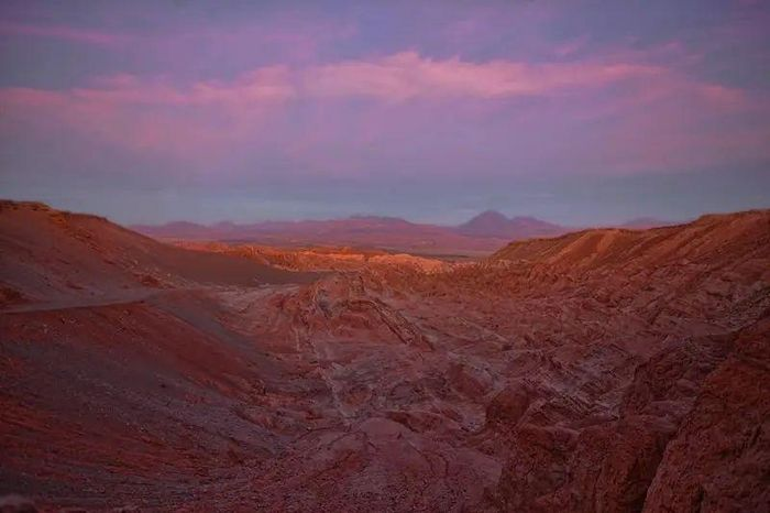  2.Sa mạc Atacama, Chile: Sa mạc Atacama thuộc Chile nằm trên một cao nguyên dài 966km tại Nam Mỹ và là một trong những khu vực khô hạn nhất trên Trái đất. Đây là một trong những cảnh quan giống Sao Hỏa nhất trên Trái Đất.
