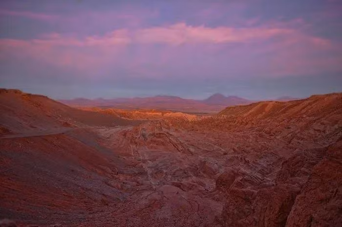  2.Sa mạc Atacama, Chile: Sa mạc Atacama thuộc Chile nằm trên một cao nguyên dài 966km tại Nam Mỹ và là một trong những khu vực khô hạn nhất trên Trái đất. Đây là một trong những cảnh quan giống Sao Hỏa nhất trên Trái Đất.