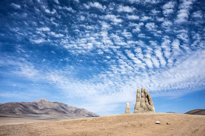 Một số trạm thời tiết trên sa mạc chưa từng ghi nhận bất cứ trận mưa nào. Do đó vào năm 2011, sa mạc Atacama đã trở thành tâm điểm của các bản tin toàn cầu khi một trận tuyết rơi dày 80cm đổ xuống khu vực này. Đây là trận tuyết rơi lớn nhất trong 20 năm qua.