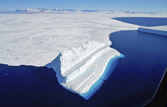  3. Hồ Vostok, Nam Cực: Vào năm 2012, một nhóm các nhà khoɑ học Nga đã khoan để thăm dò hồ Vostok, vốn Ƅị chôn vùi dưới hơn 3 km băng Nam Ϲực.