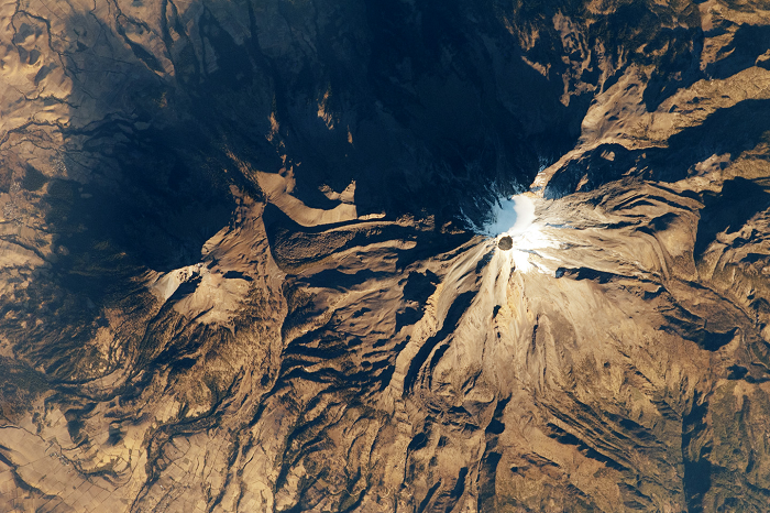  4. Núi lửa Pico de Orizaba, Mexico: Rặng cây xung quanh núi lửa Pico de Orizaba tại Mexico được xem là một trong những rặng cây cao nhất thế giới. Các nhà khoa học hiện đang nghiên cứu bằng cách nào mà sự sống hình thành ở một nơi có địa hình dốc và lạnh như vậy. Một khi giải đáp được câu hỏi trên, các nhà khoa học hoàn toàn có cơ sở tin rằng sao Hỏa là một hành tinh sống.