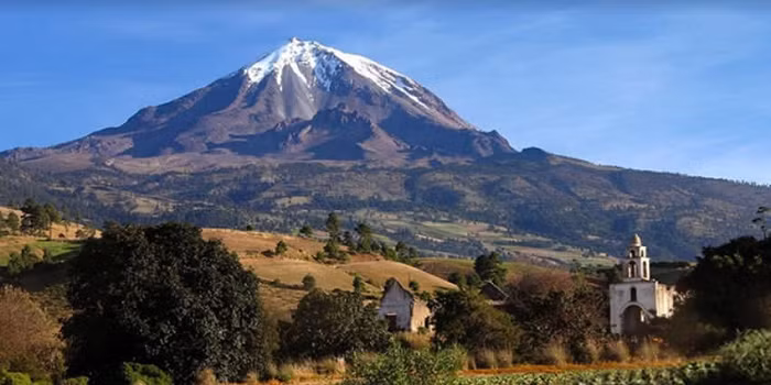 Núi lửa Pico de Orizaba nằm ở độ cao 5.675m - được công nhận là một trong những độ cao lớn nhất thế giới hỗ trợ sự sống, đã phun trào lần cuối cùng vào năm 1846. Rặng cây bao quanh núi lửa này trải dài trên 4.000m.