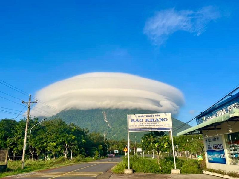 Mây dạng thấu kính rất hiếm gặp, thường xuất hiện dọc theo các dãy núi cao và chỗ khuất gió bên sườn núi, nhất là khi có một dòng không khí khô và ẩm ổn định bay ngang qua ngọn núi hay đồi.