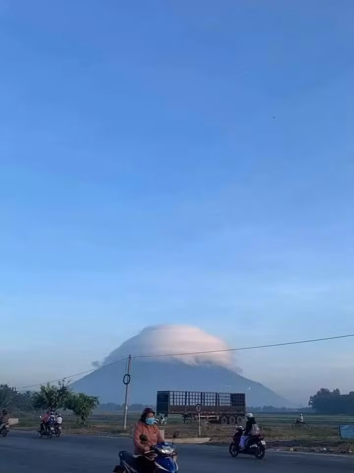 Theo đó, những đám mây lớn màu trắng xuất hiện bao quanh đỉnh núi này, tạo hình thù độc đáo và nổi bật giữa màu xanh của bầu trời, cỏ cây.