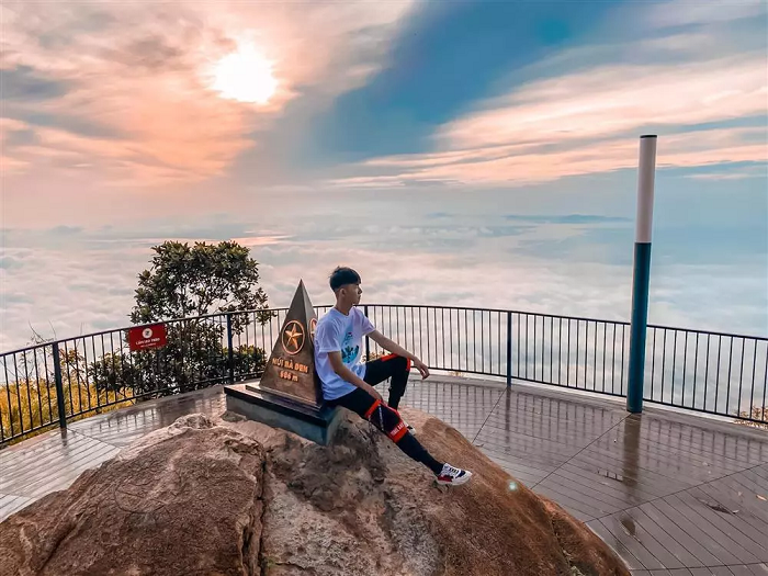 Tây Ninh là tỉnh có địa hình tương đối bằng phẳng khi so sánh với các tỉnh khác trong vùng Đông Nam Bộ.