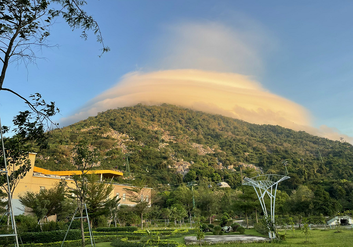 Khi lớp không khí ẩm bị đẩy lên cao và đạt đến một điểm bão hòa, nó cô đọng lại thành những đám mây.