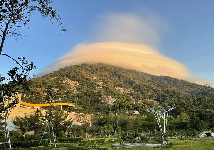 Khi lớp không khí ẩm bị đẩy lên cao và đạt đến một điểm bão hòa, nó cô đọng lại thành những đám mây.