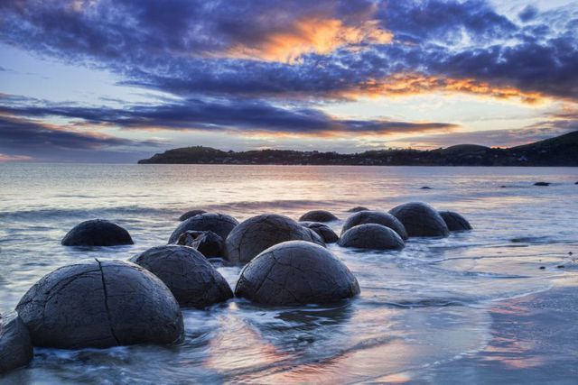 Biết rằng, mỗi tảng đá ở đây nặng vài tấn và cao tới 2m. Chúng có nhiều vết nứt và trông rất giống trứng khủng long. Theo các nhà khoa học, những tảng đá này hình thành bắt đầu từ khoảng 60 triệu năm trước.