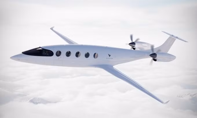  3. Máy bay điện: Theo Nhóm Hành động Vận tải Hàng không, khoảng 2,1% tổng lượng khí thải carbon đến từ ngành hàng không. Trong nỗ lực làm cho việc di chuyển bằng đường hàng không trở nên thân thiện với môi trường hơn, năm 2022 đã chứng kiến những chuyến bay thử nghiệm thành công của một chiếc máy bay chạy hoàn toàn bằng điện.