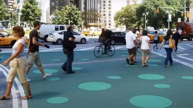 Một cải tiến có thể giúp giải quyết vấn đề này đã được phát triển bởi một công ty có tên StreetBond, bao gồm sơn phản xạ ánh sáng Mặt Trời tốt hơn, giúp ngăn nhiệt tích tụ trong môi trường thành phố. Sơn đã được sử dụng ở Los Angeles, dẫn đến nhiệt độ bề mặt mát hơn tới 12°F so với những nơi khác.