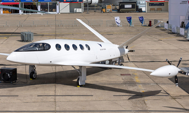 Được đặt tên là Alice theo tên nhân vật chính trong "Alice ở xứ sở thần tiên", chiếc máy bay điện chở khách cỡ nhỏ này chạy bằng động cơ điện, như báo cáo của GeekWire. Nó được thiết kế và tạo ra bởi một công ty tên là MagniX, với mục tiêu là điện khí hóa việc di chuyển bằng đường hàng không với các hệ thống động cơ đẩy không đốt cháy bất kỳ nhiên liệu hydrocacbon nào.