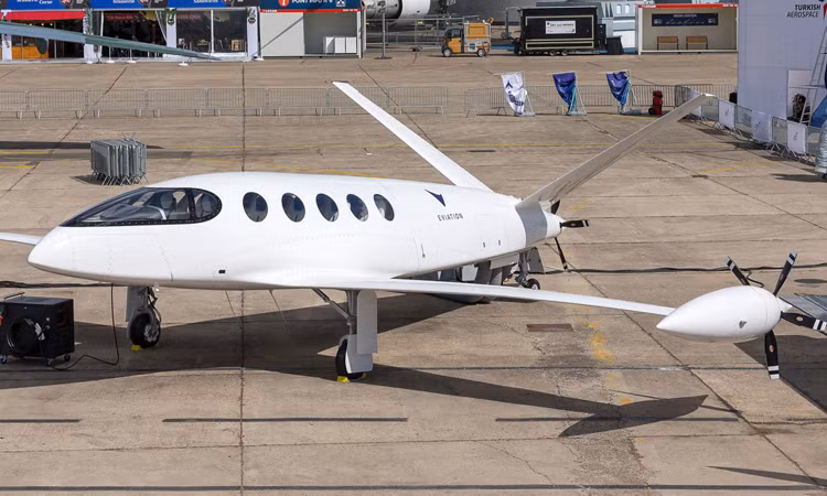 Được đặt tên là Alice theo tên nhân vật chính trong "Alice ở xứ sở thần tiên", chiếc máy bay điện chở khách cỡ nhỏ này chạy bằng động cơ điện, như báo cáo của GeekWire. Nó được thiết kế và tạo ra bởi một công ty tên là MagniX, với mục tiêu là điện khí hóa việc di chuyển bằng đường hàng không với các hệ thống động cơ đẩy không đốt cháy bất kỳ nhiên liệu hydrocacbon nào.