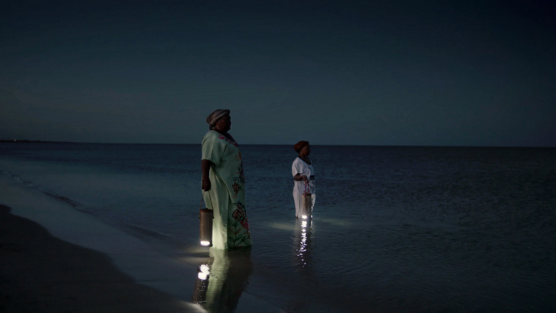  5. Ánh sáng từ nước biển: Một cải tiến vào năm 2022 có thể giúp cung cấp điện cho những người hiện không có điện là nhờ công ty E-Dina của Colombia. Công ty này đã phát triển một chiếc đèn lồng có thể tạo ra ánh sáng chỉ bằng nước biển.