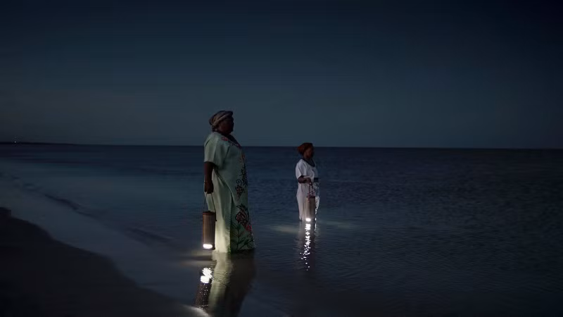  5. Ánh sáng từ nước biển: Một cải tiến vào năm 2022 có thể giúp cung cấp điện cho những người hiện không có điện là nhờ công ty E-Dina của Colombia. Công ty này đã phát triển một chiếc đèn lồng có thể tạo ra ánh sáng chỉ bằng nước biển.