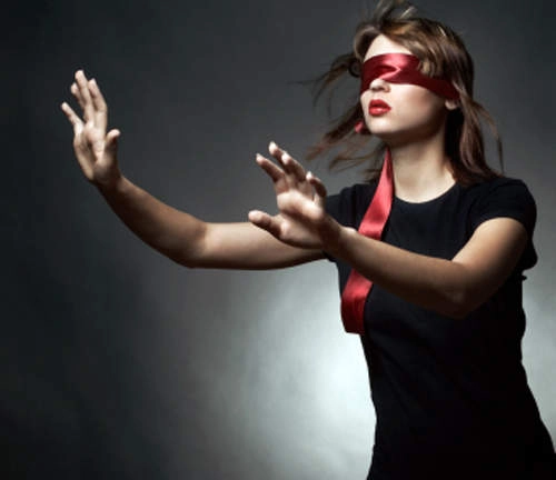 Các nhà khoa học trên thực tế đã từng nghiên cứu về não bộ của người mù - như trường hợp của Daniel Kish, một người khiếm thị bẩm sinh. Tuy nhiên, Kish mô tả lại rằng anh có thể nhìn được, dù mắt được xác nhận đã hỏng.