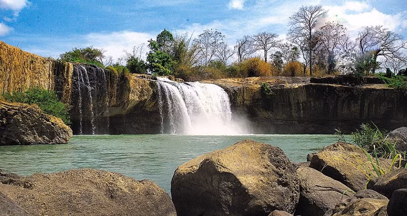 Bên cạnh các hang động thì các mạch nước chảy ra ở khu vực hang động núi lửa cũng tạo nên những dòng thác đẹp, lãng mạn.