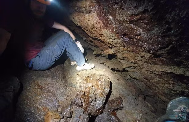 Chia sẻ về quá trình phát hiện mới về hang C7, ông René Haemers - một chuyên gia về hang động người Hà Lan cho biết: “Chúng tôi tìm thấy một lối rất nhỏ ở cuối hang, sau đó cố gắng chui qua lỗ nhỏ này và tìm thấy những lối đi lớn mới. Đây sẽ là nguồn tư liệu khoa học quý giá đối với di sản địa chất mang tầm quốc tế của tỉnh Đắk Nông, bổ sung giá trị cho hồ sơ tái thẩm định sắp tới”. (Ảnh: Tiền phong)