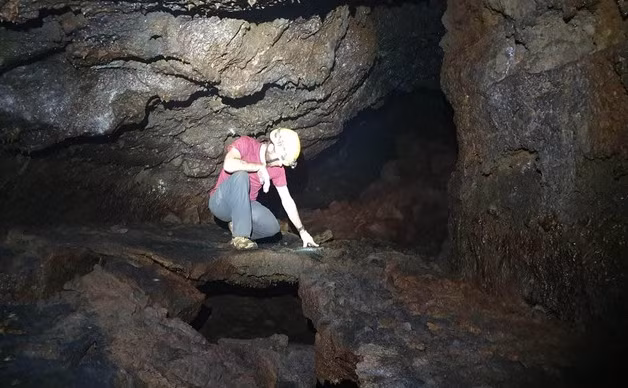 Hang động núi lửa Krông Nô là một hệ thống hang động núi lửa trong đá bazan dài khoảng 10km; xác lập kỷ lục về quy mô, độ dài cũng như tính độc đáo tại Đông Nam Á, được các nhà khoa học tìm thấy vào năm 2014.(Ảnh: Tiền phong)