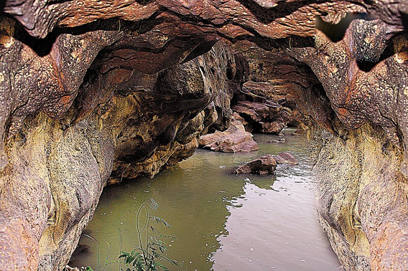 Thông từ các hang ra là các dòng suối, thác nước Đray Sáp, Gia Long, Trinh Nữ...