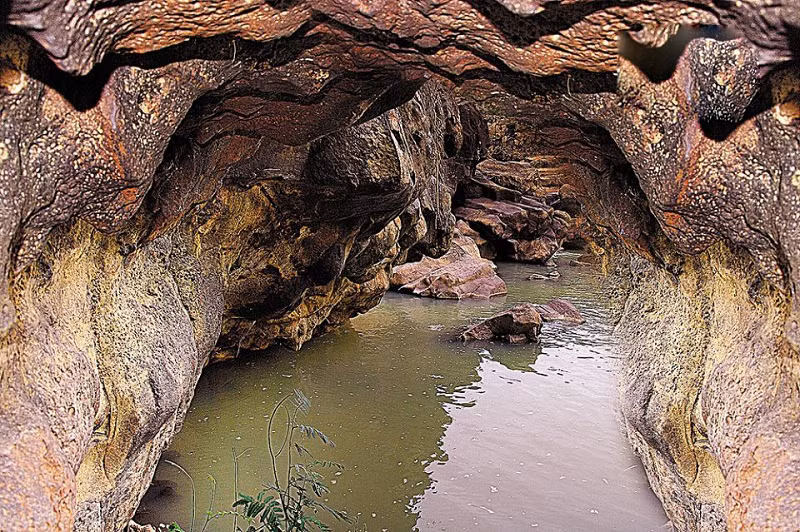 Thông từ các hang ra là các dòng suối, thác nước Đray Sáp, Gia Long, Trinh Nữ...