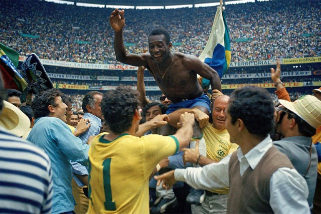  4. Cầu thủ có nhiều lần vô địch World Cup nhất trong lịch sử: Ngôi sao bóng đá Pelé của Brazil đã giành chức vô địch World Cup đầu tiên vào năm 1958 tại Thụy Điển, đồng thời cũng chứng kiến chiến thắng lần đầu tiên của Brazil. Sau đó, ông đã giúp Brazil giành giải trong giải đấu tiếp theo vào năm 1962 và cuối cùng đưa đội của mình lên bục chiến thắng vào năm 1970. Tổng cộng Pelé đã 3 lần được cùng đội nhà vô địch World Cup.