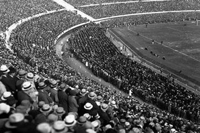  3. Trận đấu có nhiều khán giả nhất trong lịch sử World Cup: Kỷ lục này thuộc về trận chung kết World Cup 1950 giữa Brazil với Uruguay. Trận đấu chính thức ghi nhận 173.850 khán giả. Trận đấu này cũng nổi tiếng là trận đấu khiến nhiều cổ động viên Brazil tự tử khi đội của họ thua trận.