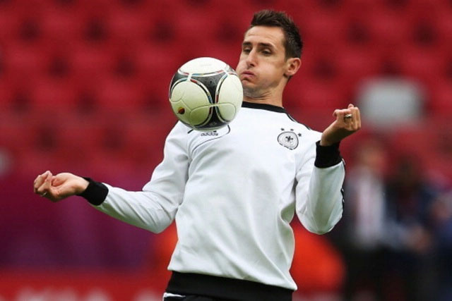  5. Cầu thủ ghi nhiều bàn thắng nhất World Cup: Miroslav Klose của tuyển Đức đang có thành tích ghi 16 bàn ở World Cup, thậm chí vượt qua kỷ lục của Ronaldo. Anh đã ghi 5 bàn trong mùa giải đầu tiên của mình vào năm 2002 và sau đó là 5 bàn nữa trong giải đấu năm 2006. Klose tiếp tục ghi 4 bàn vào năm 2010 và 2 bàn vào mùa giải 2014.