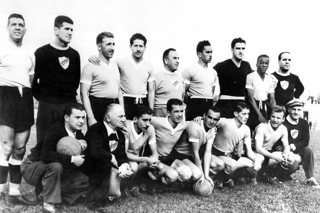  10. Bài phát biểu chúc mừng Uruguay vô địch World Cup 1950 được viết bằng tiếng Bồ Đào Nha thay vì Tây Ban Nha: Tại World Cup 1950, FIFA dường như có vẻ rất tự tin rằng Brazil sẽ chiến thắng trước Uruguay tại sân Maracana của họ. Chính vì thế, bài phát biểu chúc mừng được viết bằng tiếng Bồ Đào Nha (ngôn ngữ chính thức của Brazil) mà không phải bằng tiếng Tây Ban Nha (ngôn ngữ chính thức của Uruguay) dành cho Uruguay.