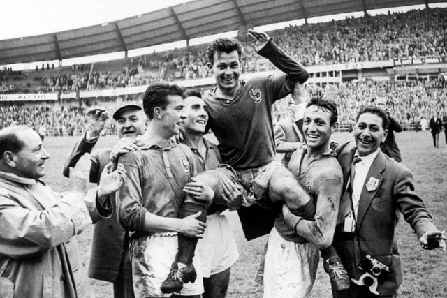  6. Cầu thủ ghi nhiều bàn thắng nhất trong một kỳ World Cup: Just Fontaine của Pháp đã ghi 13 bàn trong giải đấu năm 1958 ở Thụy Điển, số bàn thắng nhiều nhất mà một cầu thủ từng ghi được trong một giải đấu.