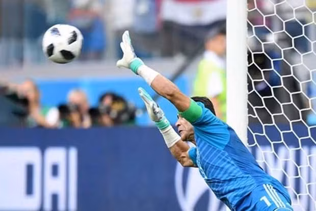  12. Cầu thủ lớn tuổi nhất từng chơi ở World Cup: Essam El Hadary, thủ môn của Ai Cập, thi đấu tại World Cup 2018 ở Nga ở tuổi 45. Giải đấu cũng trao cho anh danh hiệu cầu thủ lớn tuổi nhất cản phá thành công quả phạt đền khi cản phá thành công cú penalty của Saudi Arabia.
