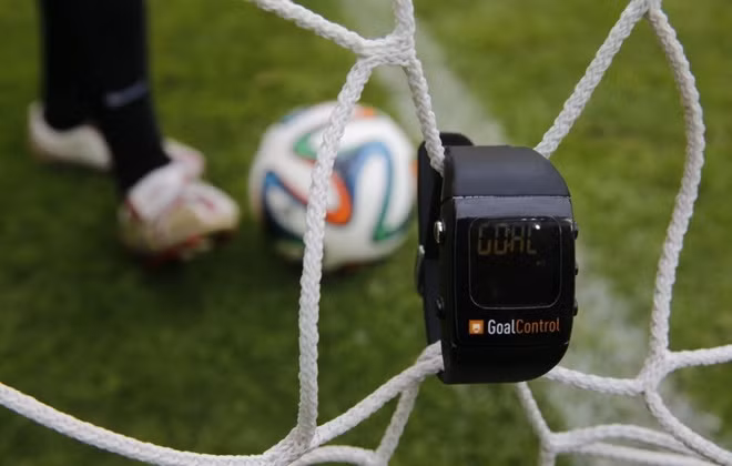  2. World Cup 2014 là năm đầu tiên áp dụng công nghệ Goal-line (vạch vôi điện tử): Công nghệ này giúp xác định chính xác bóng đã lăn qua vạch vôi cầu môn hay chưa. 7 camera được gắn ở bên trong và xung quanh cầu môn của mỗi đội bóng, kết nối với một máy tính chính phân tích tất cả các bàn thắng và ngay lập tức kết quả "Goal" hoặc "No Goal" sẽ được hiển thị trên đồng hồ đeo tay của trọng tài.